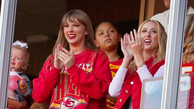 Taylor Swift acudió al duelo entre Chiefs y Chargers a apoyar a su pareja Travis Kelce